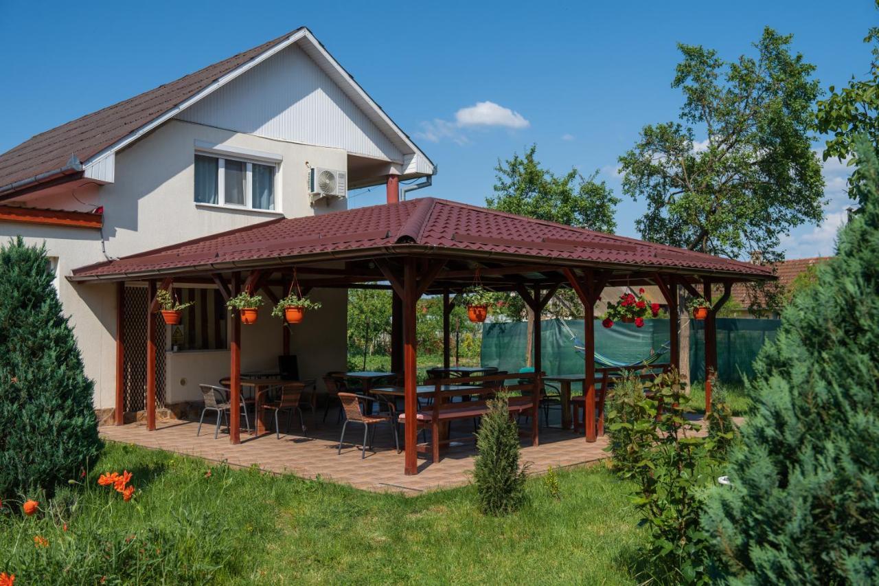 Denisa & Rares Hotel Tasnad Exterior photo